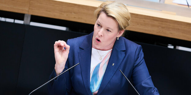 Das Bild zeigt Regieungschefin Franziska Giffey von der SPD am Rednerpult des Abgeordnetenhauses.
