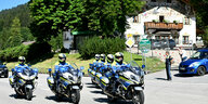 Eine Polizei Motorradstaffel auf der Straße