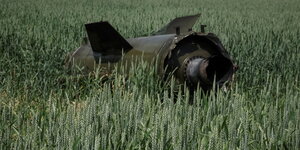 Militärischer Schrott liegt auf einem Feld