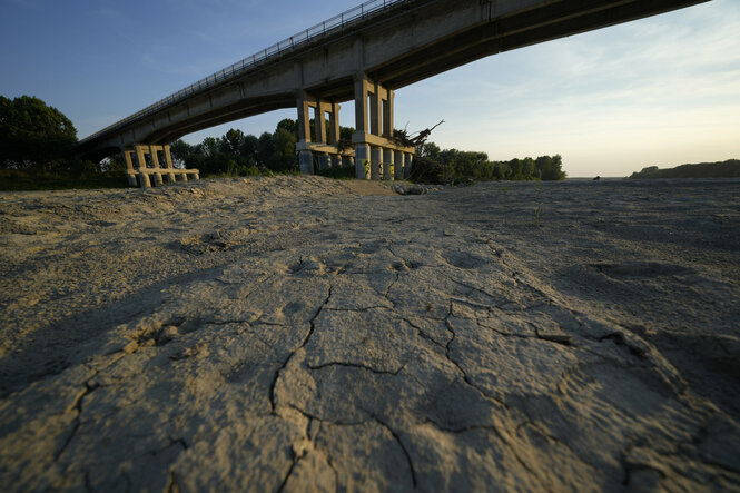 ausgetrocknetes Land unter einer Brücke