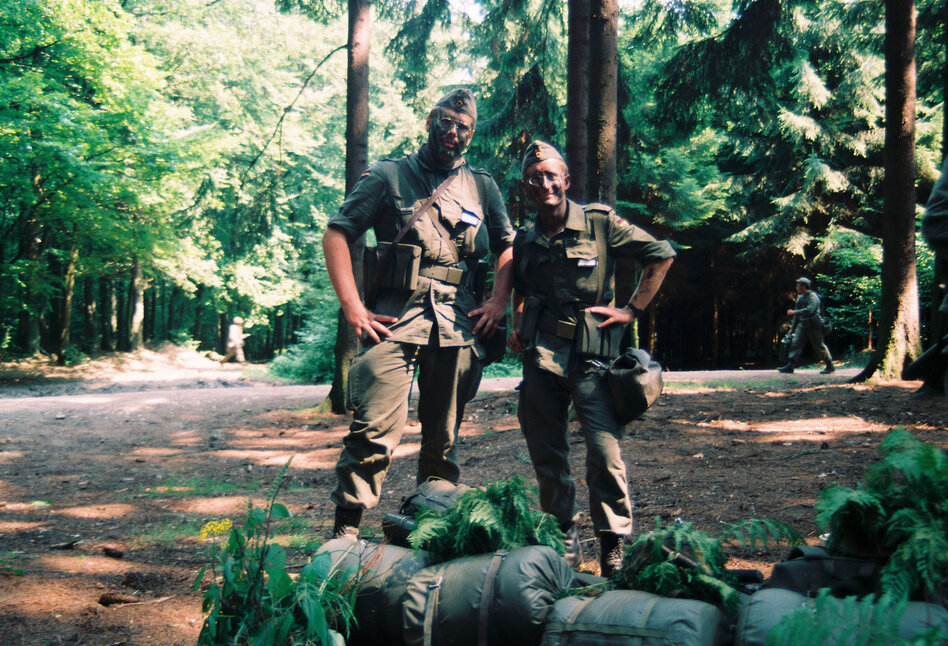 Zwei Bundeswehrsoldaten stehen im Wald