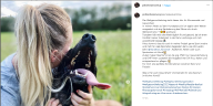 Screenshot eines Instagram-Posts, der eine Frau zeigt, die mit einem Hund kuschelt. Rechts im Bild ist der Name des Instagram-Accounts zu sehen: polizei.hannover.aj