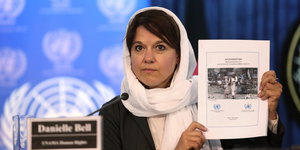 Danielle Bell, Vorsitzende der UN-Menschenrechtskommission, präsentiert den Bericht