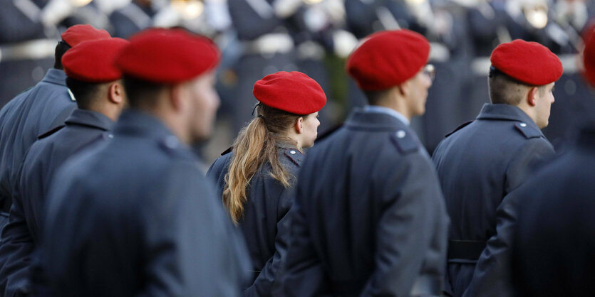 RekrutInnen in Uniform