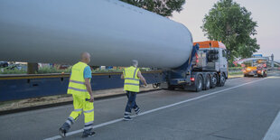 Schwerlastransporter mit Teilen von Windrädern beladen