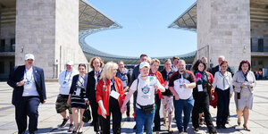 Mitglieder des Senats stehen vor dem Olympiastadion