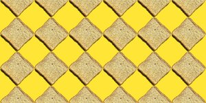 Toast Scheiben liegen als Muster angeordnet auf gelben Untergrund