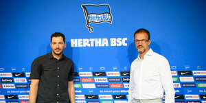 Herthas neuer Trainer steht vor einer Vereinswand