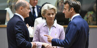 Olaf Scholz mit EU-Kommissionspräsidentin Ursula von der Leyen und Frankreichs Präsident Emmanuel Macron
