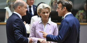 Olaf Scholz mit EU-Kommissionspräsidentin Ursula von der Leyen und Frankreichs Präsident Emmanuel Macron