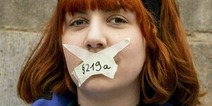 Eine Demonstrantin hat sich mit einem beschrifteten Klebeband "219a" den Mund zugeklebt