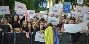 "Wir sind Europa" steht auf den Schildern von Demonstranten