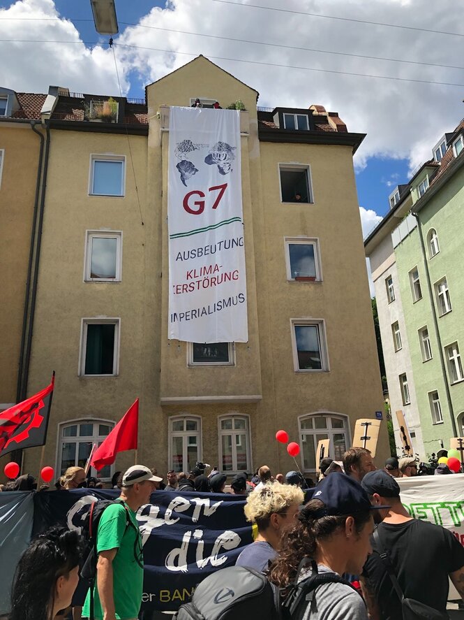 Banner an Hauswand: G7 Ausbeutung Kima-Zerstörung, Imperialismus