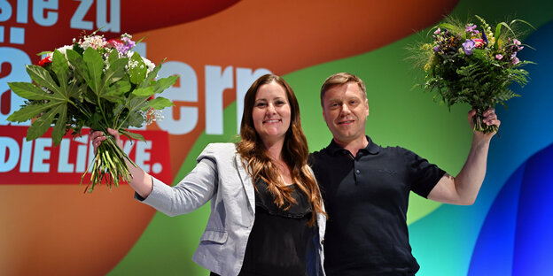 Martin Schirdewan und Janine Wissler (beide Die Linke), stehen nach der Wahl als Parteivorsitzende auf der Bühne beim Bundesparteitag der Linken in der Messe Erfurt.