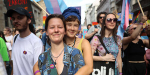 Zwei Menschen halten sich umschlungen bei der LGBTIQ-Parade