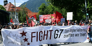 Leittransparent mit der Aufschrift "Fight G7 Den Imperialismus treffen wir hier"