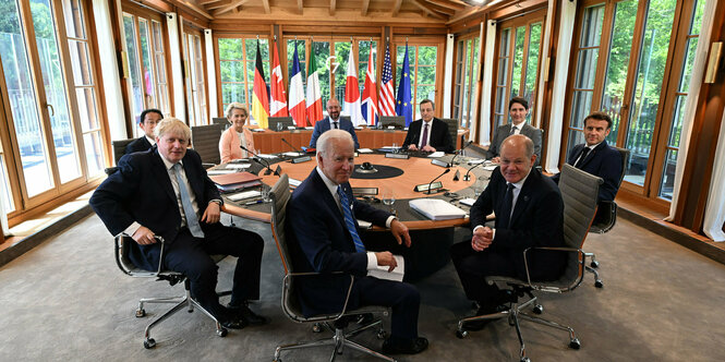 Staats- und Regierungschefs der G7 sitzen um einen Konferenztisch