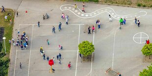 Kinder spielen auf einem Pausenhof