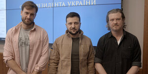 Piotr Wersilow steht neben Wolodimir Selenski und US-Filmemacher Willimon