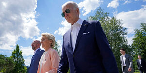 Charles Michel, Ursula von der Leyen (beide EU) und US-Präsident Joe Biden spazieren nebeneinander vor Bergkulisse