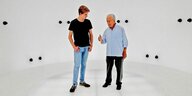 Ein junger und ein alter Mann stehen in einem virtuellem Raum: Szene aus dem Virtual-Reality-Projekt „Ernst Grube – das Vermächtnis“