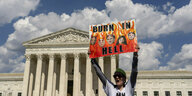 Burn in Hell, verbrennt in der Hölle, steht auf einem Plakat, das eine Frau vor dem Obersten Gerichtshof in Washington hochhält.