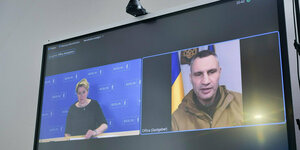 Bildschirm, der Franziska Giffey und den Deep Fake von Vitali Klitschko zeigt