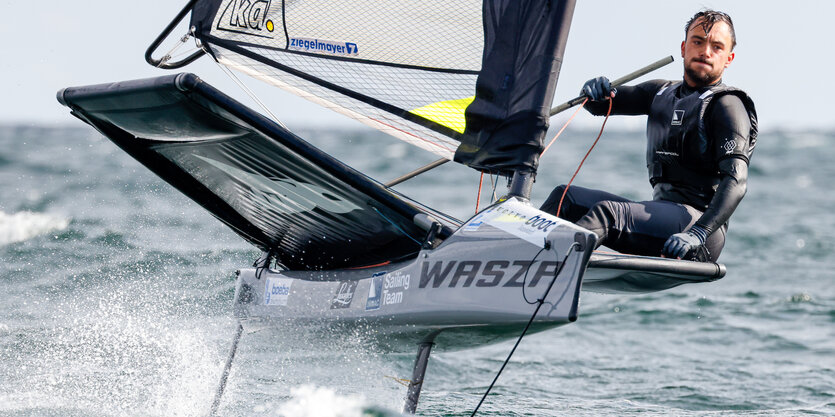 Adrien-Paul Farien auf seinem Segelboot auf dem Wasser