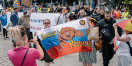 Demonstrant:innen tragen eine Fahne mit der Aufschrift "Vorwärts Russland"