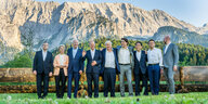 Spitzenpolitiker der G7-Staaten posieren vor einer Bergkulisse