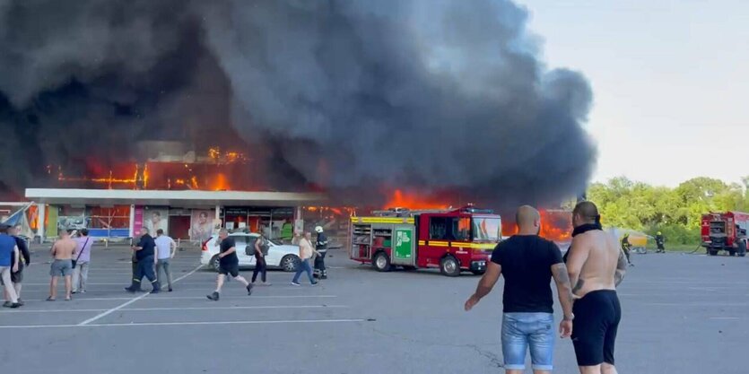 Gebäude in Flammen und Leute rennen draußen