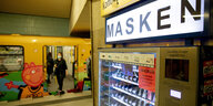 Auf einem U-Bahnhof in Berlin steht ein Automat, an dem man Masken kaufen kann.