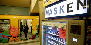 Auf einem U-Bahnhof in Berlin steht ein Automat, an dem man Masken kaufen kann.