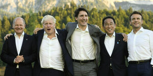 Enge Umarmung von Olaf Scholz, Boris Johnson, Justin Trudeau, Fumio Kishida und Emmanuel Macron