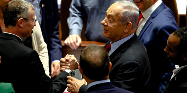 Benjamin Netanyahu wird umringt von Anhängern seiner Likud-Partei und freut sich