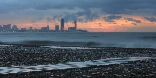 Skyline der Stadt Batumi am Schwarzen Meer bei Sonnenuntergang