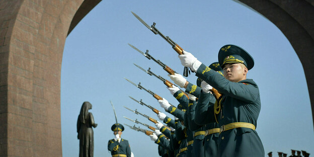 Кыргызские военнослужащие салютуют во время празднования дня побепы в Бишкеке