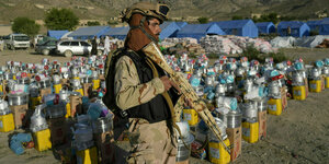 Ein Talibankämpfer vor Hilfsgütern