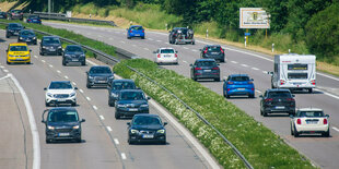 Autos fahren auf der Autobahn