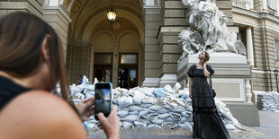 Zwei Frauen vor dem Opernhaus von Odessa