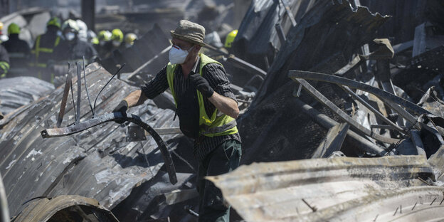 Mann läuft in die Trümmern eines zerstörten Gebäudes
