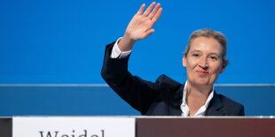 Weidel winkt auf dem Bundesparteitag in Riesa