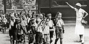 Grundschulkinder zeigen ihrer Lehrerin den Hitlergruß