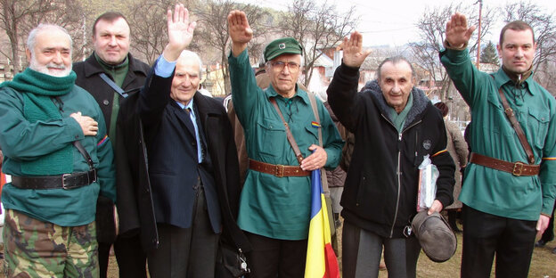 Den Arm zum Gruss erhoben: Demonstration faschistischer Legionäre 2014 in Targu Ocna.