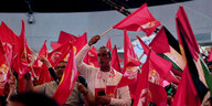 Protest mit roten Flaggen der Gewerkschaft