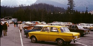 Vor der polnischen Tatra ist ein Parkplatz zu sehen, auf dem viele Autos stehen