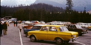 Vor der polnischen Tatra ist ein Parkplatz zu sehen, auf dem viele Autos stehen