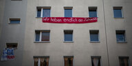 "Wir haben endlich ein Zuhause", steht auf einem Banner an der Fassade der Habersaathstr. 40-47.