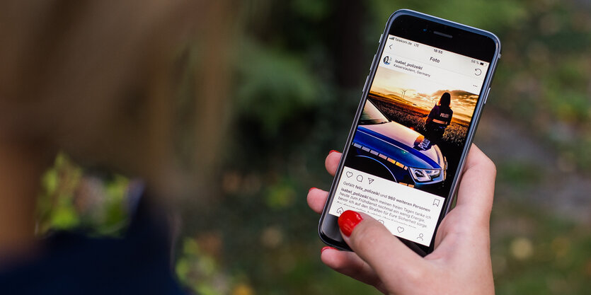 Insta Cop-Bild auf einem Handy-Bildschirm