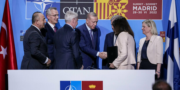Im Beisein anderer Politiker reicht der türkische Staatschef Erdogan der schwedischen Außenministerin Ann Linde die Hand
